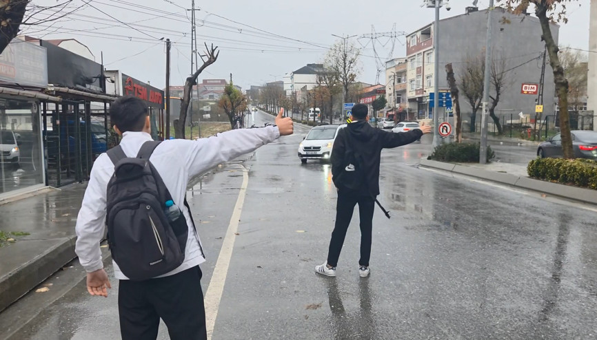 İstanbul - Arnavutköyde okul çıkışı otostopla eve giden öğrencilerden otobüs seferlerinin artırılması talebi