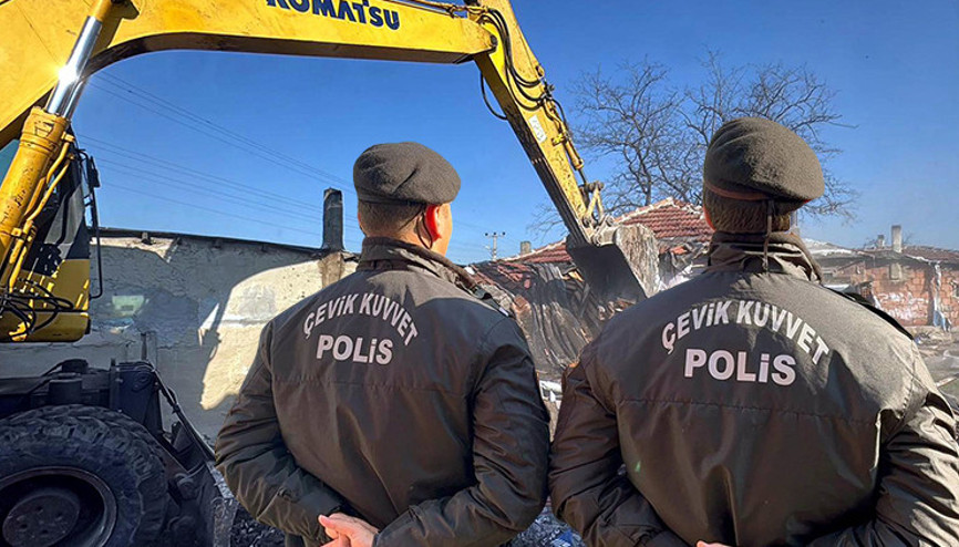 Belalı mahalle olarak anılıyordu: Polis ve belediye iş makineleri ile girdi; 110 bina yıkıldı