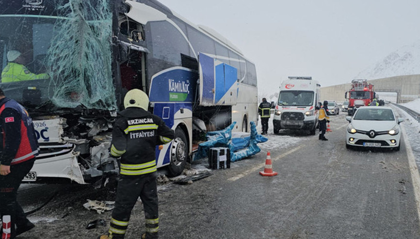 Erzincanda otobüs tıra çarptı: 3 kişi yaralandı