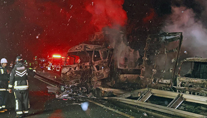 Japonyada korkunç kaza: 50 araç birbirine girdi... 2 ölü, 26 yaralı