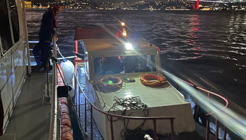İstanbul Boğazında sürüklendi İçinde 6 kişinin bulunduğu tekne kurtarıldı