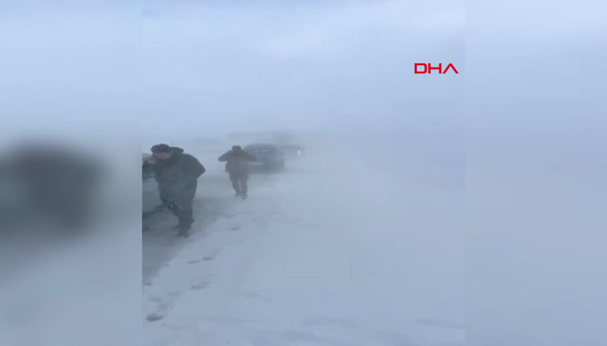Tendürek Geçidi’nde yoğun kar yağışı ve şiddetli tipi etkili oldu