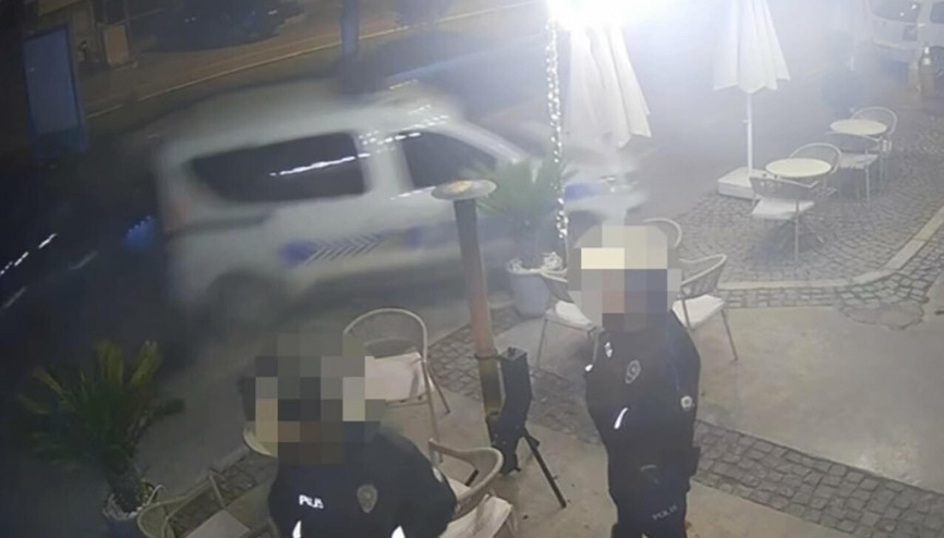 Otomobil, park halindeki polis aracına çarptı; kaza kamerada