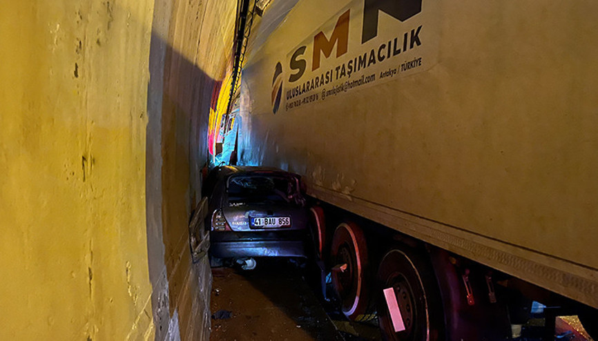 Tünelde otomobil, TIR ile duvar arasında sıkıştı