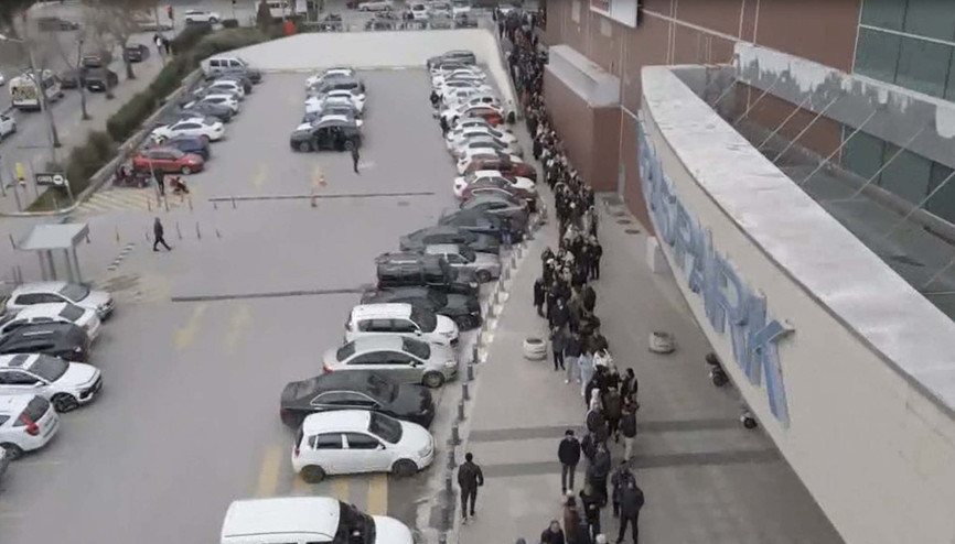 Denizlide metrelerce alışveriş kuyruğu; gece yarısı gelip 9 saat beklediler