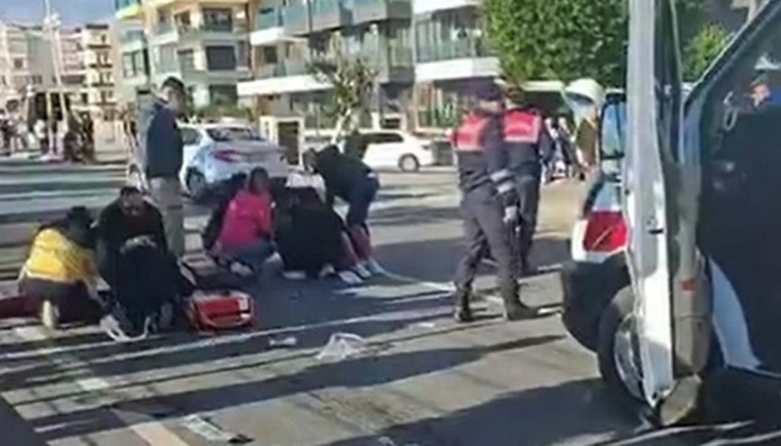 Antalyada otomobil ile üçteker çarpıştı: 2 ölü, 1 ağır yaralı