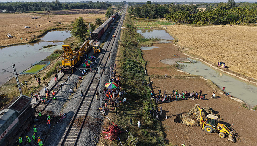 Hindistanda yolcu treni alevler içinde kaldı: 1 kişi yaşamını yitirdi