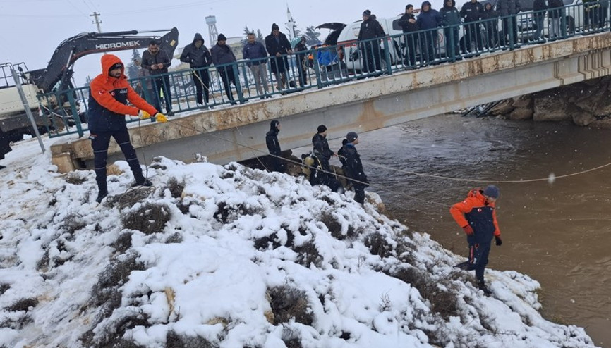 Şanlıurfada otomobil sulama kanalına düştü: 3ü çocuk hayatını kaybetti, bir yolcu aranıyor