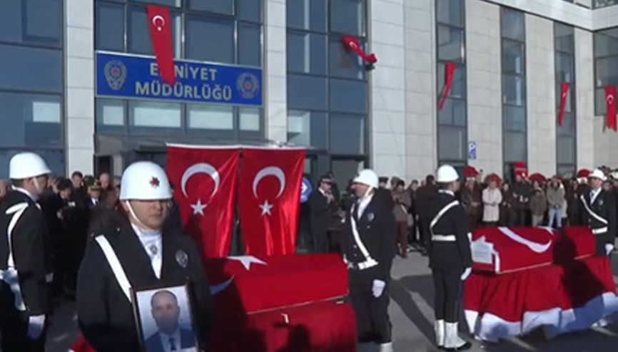 Yalova Emniyetinde şehit polisler için tören | Acılı eşin isteği yerine getirildi... Anne babası yoktu, mahşeri kalabalıkla uğurlandı