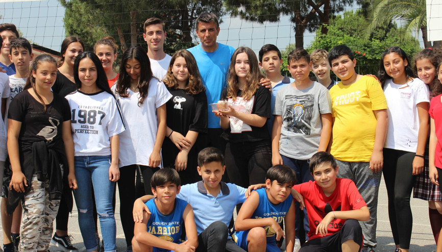 Öğrencilerine olan sevgisiyle bilinen Mücahit öğretmen, şarkılarla anılıyor