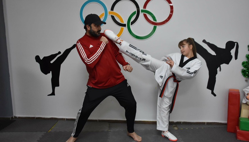 Tekvando milli takım antrenörü baba, kızını şampiyonluğa hazırlıyor