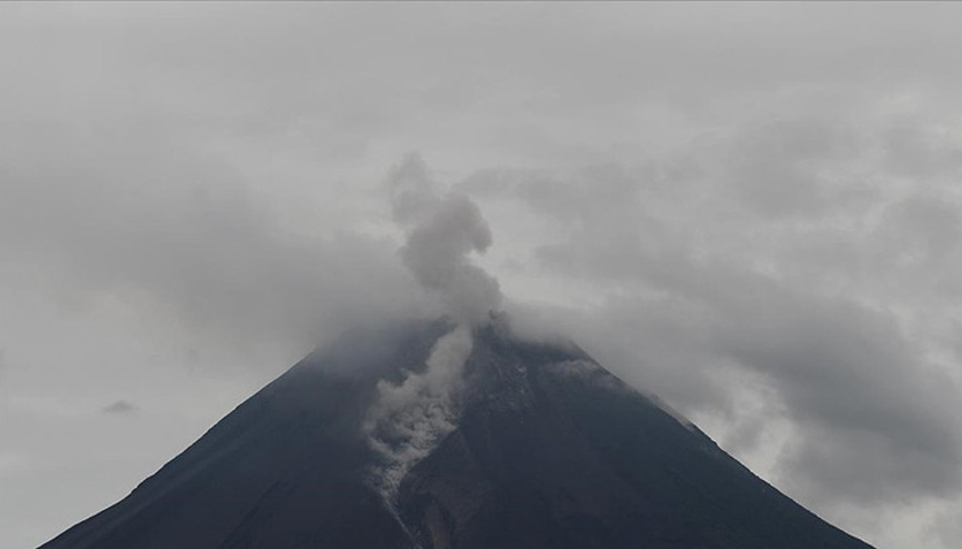 Endonezyada yanardağ harekete geçti: Alarm seviyesi yükseltildi