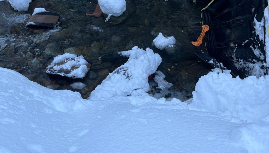 Cip, dereye yuvarlandı; 2 ölü Cip, dereye yuvarlandı; 2 ölü