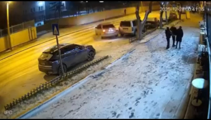 Buzlanan yolda otomobilin park halindeki 2 araca çarptığı kaza kamerada