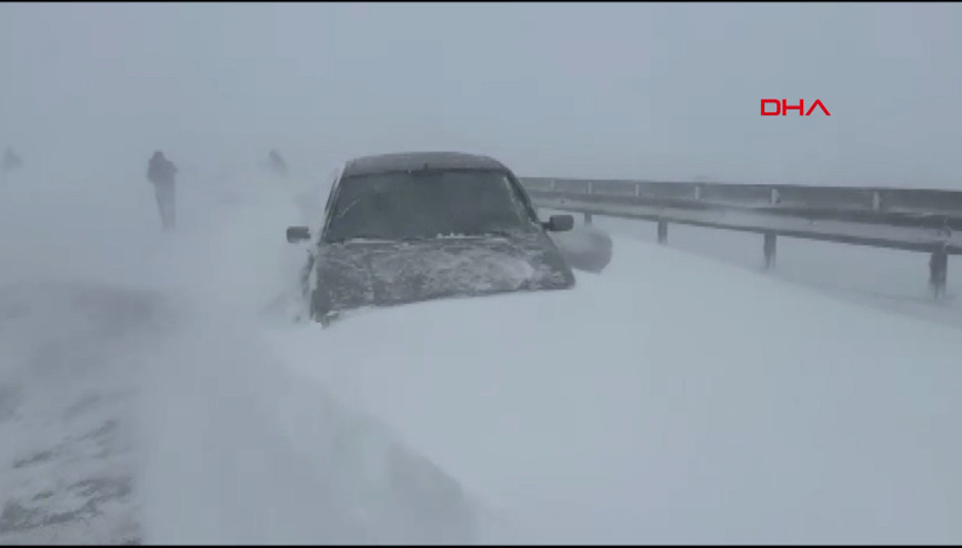 Sivas - Kayseri karayolunda yoğun tipi Göz gözü görmüyor: Araçlar yolda kaldı