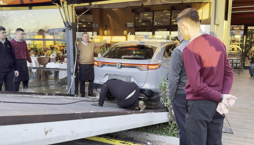 Müzisyen Cahit Berkayın kullandığı otomobil restorana girdi