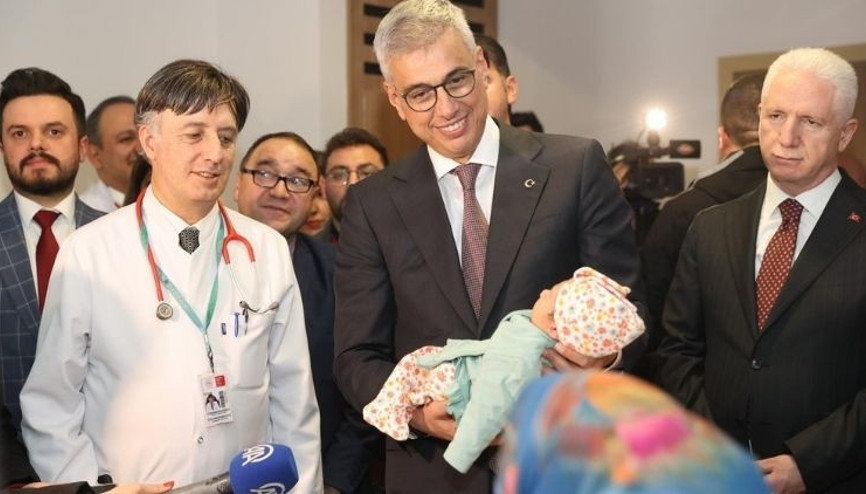 Bakan Memişoğlu, yeni yılın ilk bebeklerini ziyaret etti