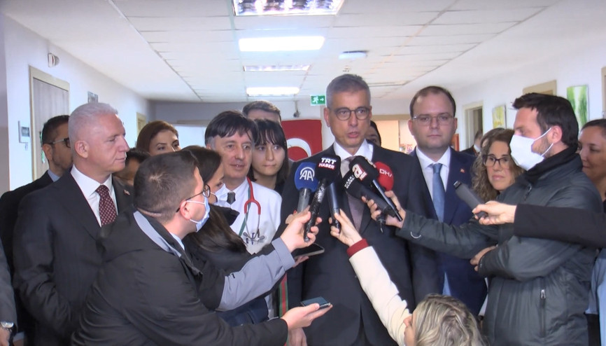 İstanbul - Sağlık Bakanı Memişoğlu, yeni yılın ilk bebeklerini ziyaret etti