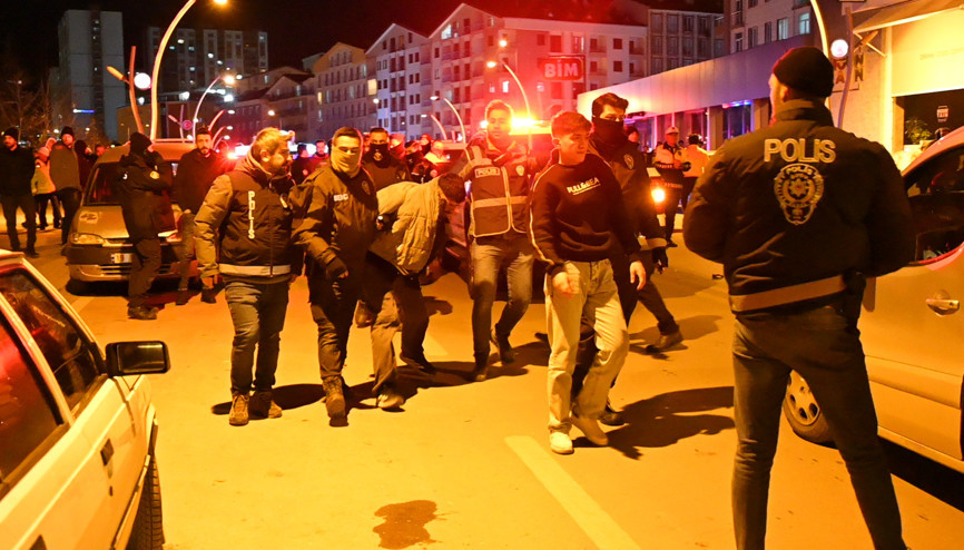 Yılbaşı kutlamasında çıkan kavgaya müdahale eden polis bıçakla yaralandı