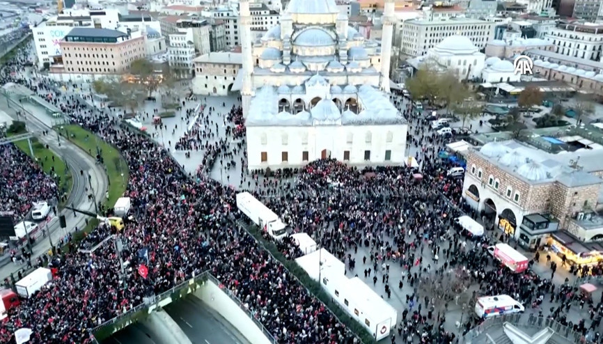 Filistine destek için on binlerce kişinin Galata Köprüsüne yürüyüşü başladı