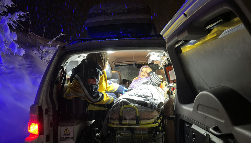 Amasya’da tansiyon hastası, paletli ambulansla hastaneye yetiştirdi