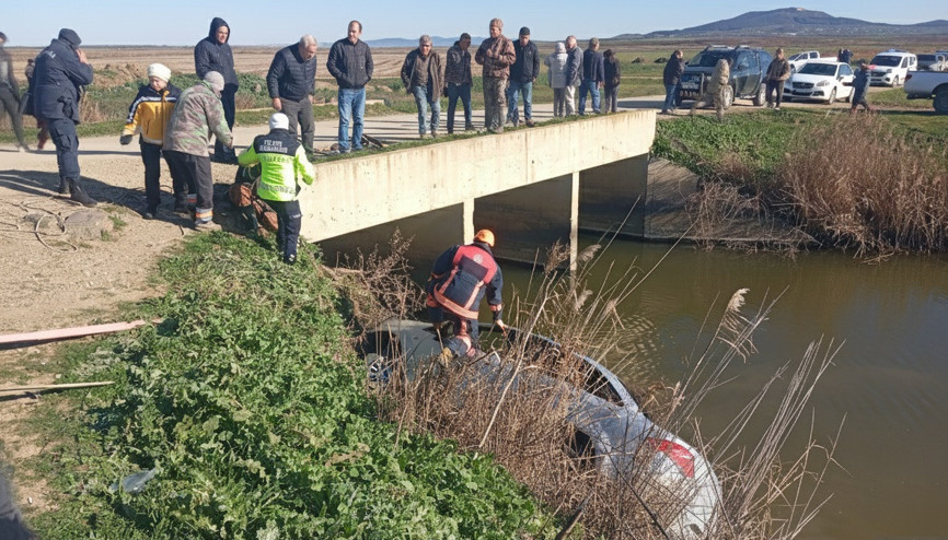 Su kanalına uçan otomobilin sürücüsü öldü Su kanalına uçan otomobilin sürücüsü öldü