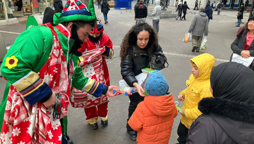 Hediyeleri Noel baba değil Hacivat ve Karagöz dağıttı
