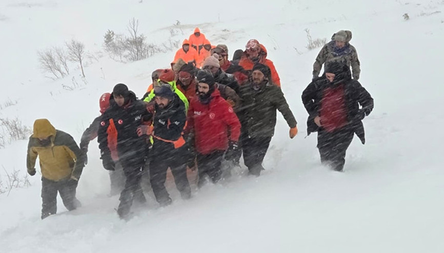 Çığ altında kalan çobanın cenazesine ulaşıldı