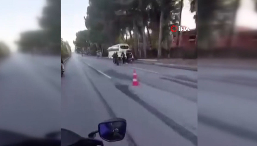 Alanyada görevli polislerin üzerine motosiklet sürdüler