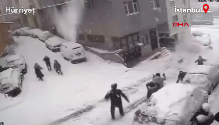 Kağıthane’de faciadan dönüldü Yokuştan kayan kamyonet kar topu oynayan çocuklara çarptı