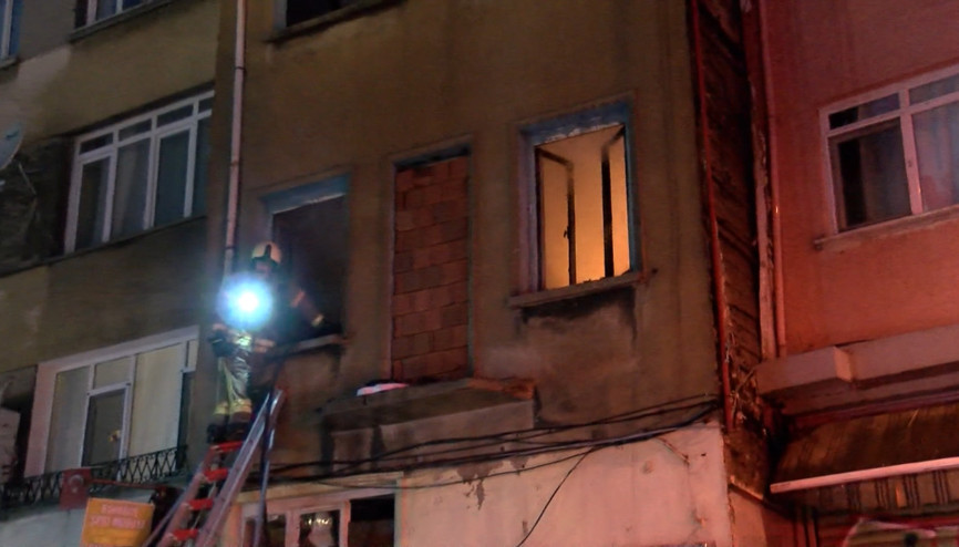 İstanbul- Kadıköyde yanan 3 katlı metruk binadan atlayan bir kişi yaralandı İstanbul- Kadıköyde yanan 3 katlı metruk binadan atlayan bir kişi yaralandı