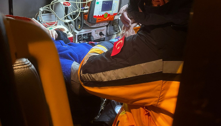 Yolu kapalı köyde sandalyeden düşüp başını çarptı, paletli ambulansla hastaneye ulaştırıldı