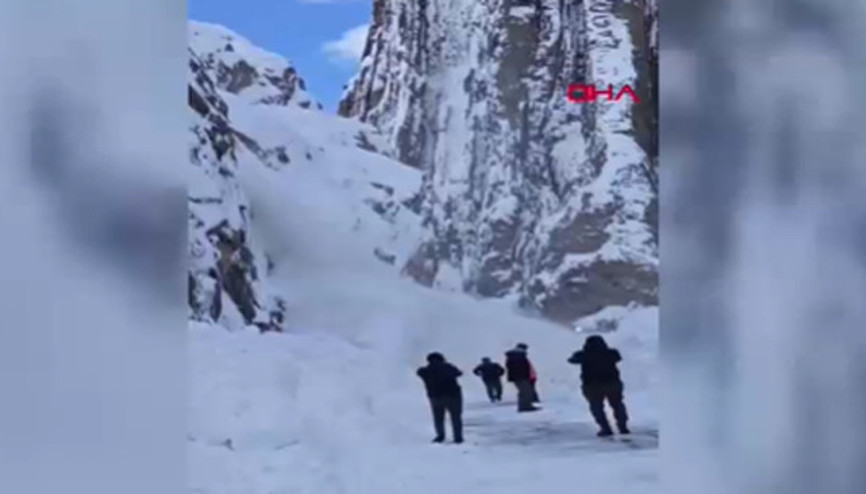 Son dakika... Karayoluna çığ düştü Bölgeye ekipler sevk edildi