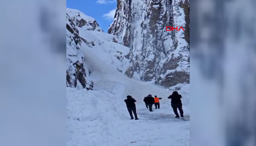 Hakkari-Van kara yoluna çığ düştü; o anlar kamerada