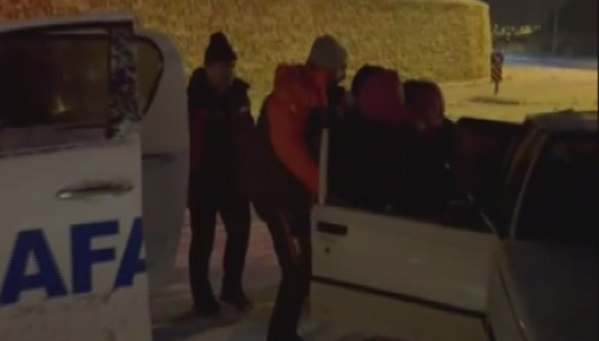 Amasya’da karda mahsur kalan aileyi AFAD kurtardı