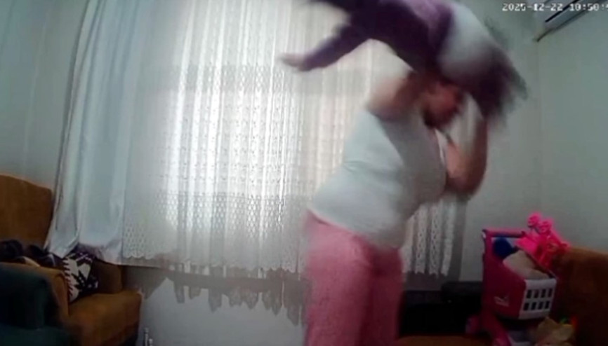Baba şüphelenip kamera yerleştirmiş Acımasız anne bebeğine böyle şiddet uyguladı Baba şüphelenip kamera yerleştirmiş Acımasız anne bebeğine böyle şiddet uyguladı