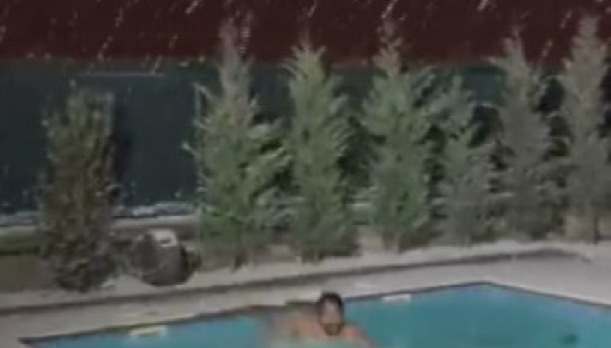Kar yağarken havuza girdi