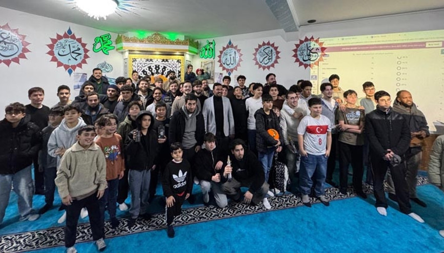 Gençler yeni yıla camide girdi