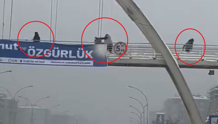 Tepki çeken görüntüler Üst geçitten kar topu atan çocukları darbetti