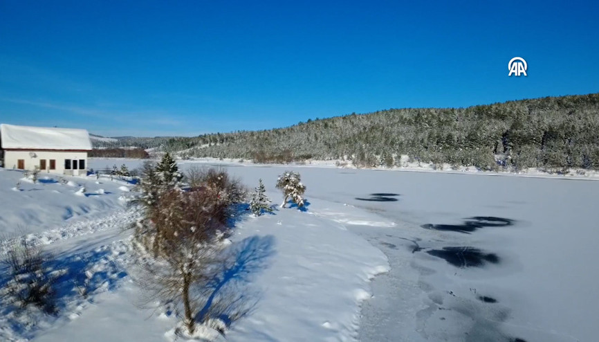 Soğuk hava göletlerin yüzeyini dondurdu