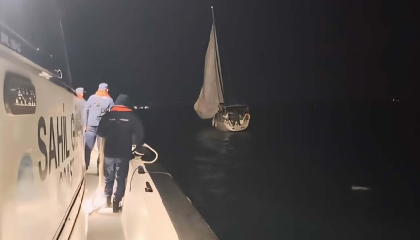 Çanakkale Boğazında sürüklenen tekne kurtarıldı