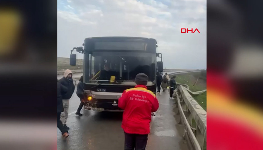 Arnavutköyde İETT otobüsü bariyerlere çarptı