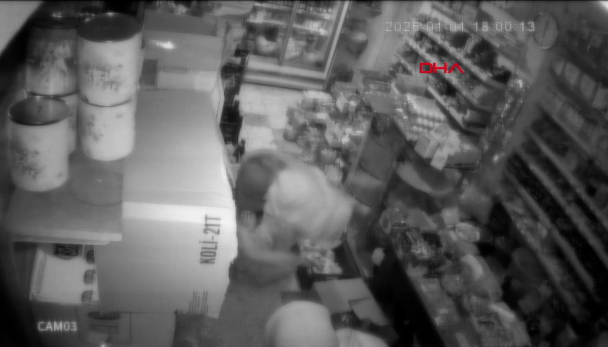 Kendisinden kaçıp, markete sığınan küçük kızı darbedip, bıçakladı; olay kamerada