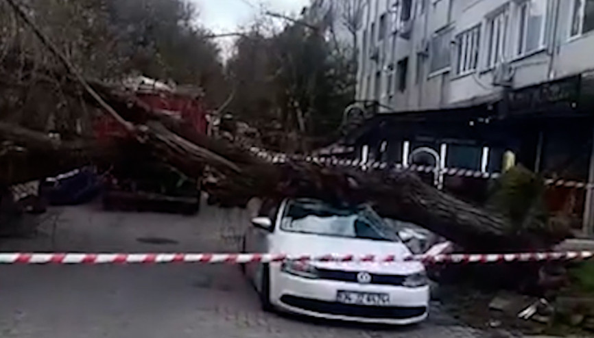İstanbulda şiddetli lodos: Gaziosmanpaşada çatı uçtu, 1 kişi yaralandı