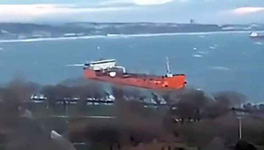 İstanbulda tanker lodosun etkisiyle sahile sürüklendi