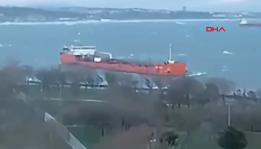 Avcılarda tanker lodosun etkisiyle sahile sürüklendi