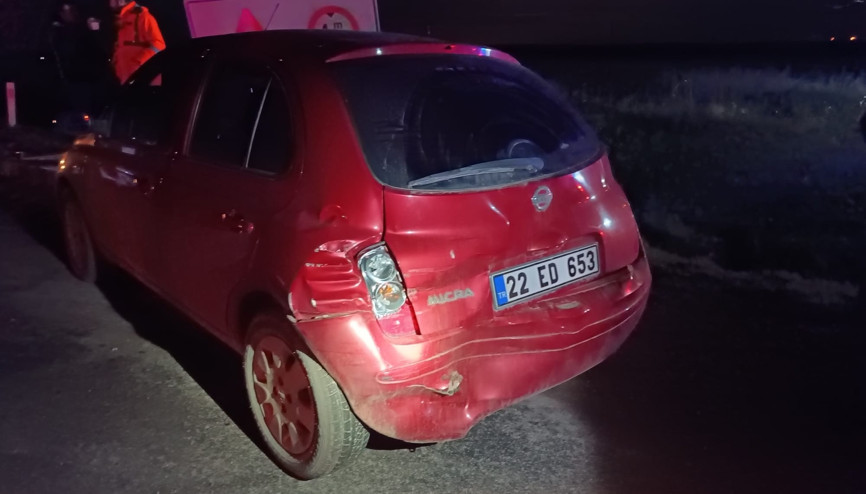 Edirnede TIRla çarpışan otomobilde 4 kişi yaralandı Edirnede TIRla çarpışan otomobilde 4 kişi yaralandı