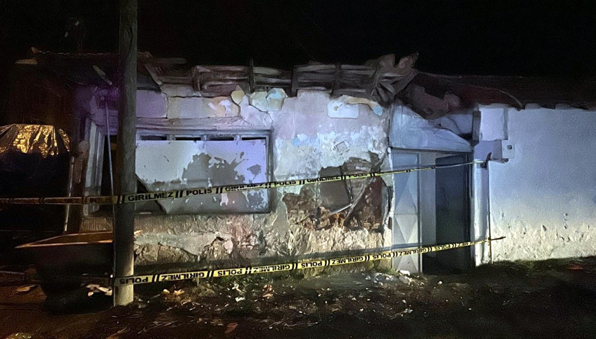 Edirne’de metruk binanın çatısı çöktü; bitişiğindeki ev tahliye edildi Edirne’de metruk binanın çatısı çöktü; bitişiğindeki ev tahliye edildi