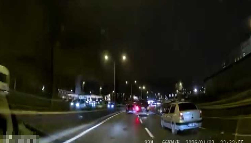 Şile Otoyolunda makas atan minibüsün kaza yaptığı anlar kamerada