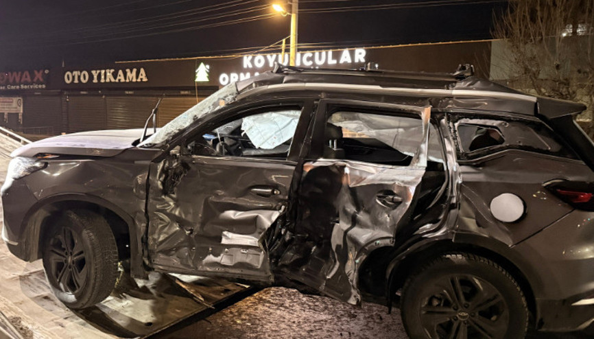 Afyonkarahisarda tır ile otomobilin çarpıştığı kazada 1 ölü, 6 yaralı Afyonkarahisarda tır ile otomobilin çarpıştığı kazada 1 ölü, 6 yaralı